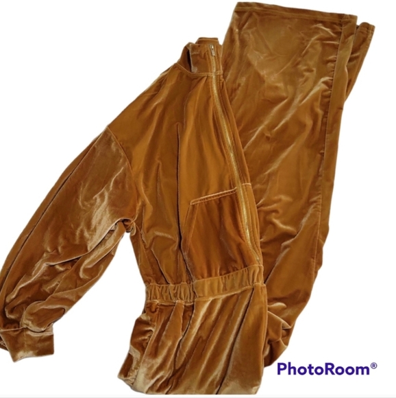 FABLETICS retail $ 90  Wide-leg jumpsuit in velour. Size 1X - Picture 12 of 15